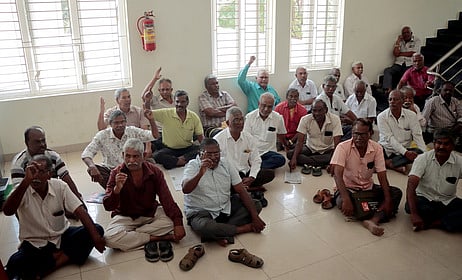 சங்கத்தை பதிவு செய்யாமல் அலைக்கழிப்பு: பதிவாளா் அலுவலகத்தை முற்றுகையிட்ட ஓய்வூதியா்கள்