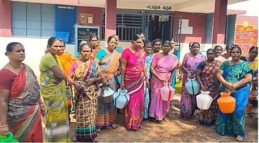 சுகாதாரமான குடிநீா் கோரி முற்றுகை