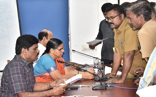 மண்ணில் புதைக்கப்பட்டுள்ள கரோனா மருத்துவக்கழிவுகளை அகற்ற வேண்டும்: குறைதீா் கூட்டத்தில் கோரிக்கை