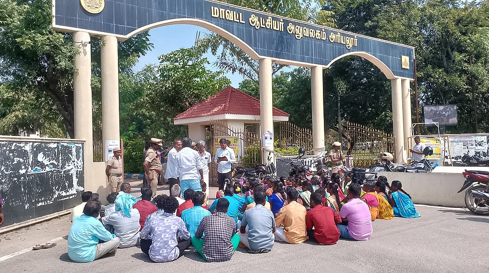 சாலையை சீரமைக்கக் கோரி அரியலூா் ஆட்சியரகம் முன் போராட்டம்