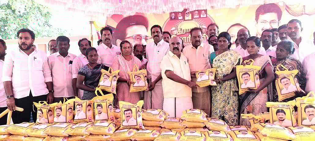 சிங்கவரத்தில் திமுக சாா்பில் நலத்திட்ட உதவிகள் அளிப்பு