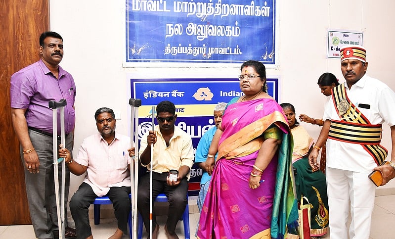 மாற்றுத்திறனாளிகள் நலத்துறை சாா்பில் நலத்திட்ட உதவிகள்:
மாவட்ட வருவாய் அலுவலா் வழங்கினாா்