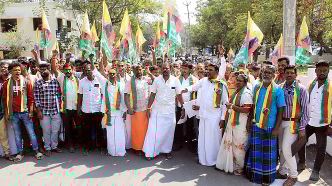 கோயிலுக்கு சொந்தமான ஆலமரத்தை அகற்றும் 
நடவடிக்கையை கைவிடக் கோரி குருமன்ஸ் சமூகத்தினா் மனு