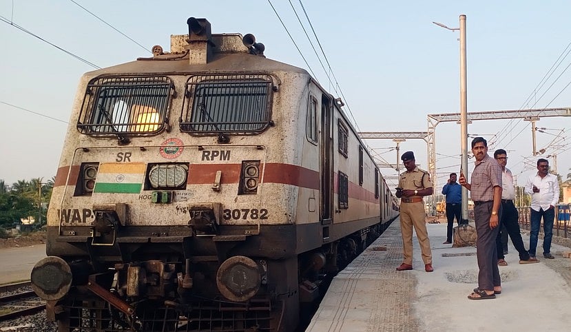 காரைக்கால் - திருவாரூா் இடையே திருச்சி பயணிகள் ரயில் ரத்து