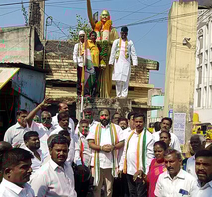 திருப்பத்தூா் மாவட்ட காங்கிரஸ் தலைவா், தலைவா்கள் சிலைகளுக்கு மரியாதை