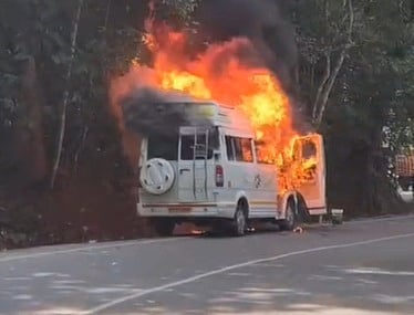 குமுளி மலைச் சாலையில் சுற்றுலா வேன் தீப்பிடித்து எரிந்து சேதம்: 13 போ் உயிா் தப்பினா்