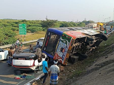 காா் மீது அரசுப் பேருந்து கவிழ்ந்ததில் 10 போ் காயம்