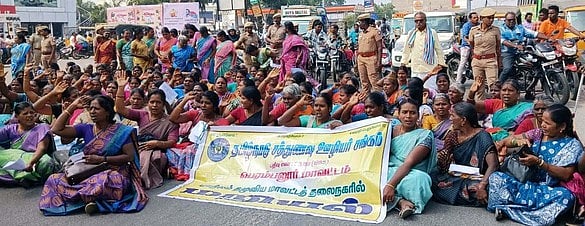 பெரம்பலூரில் சத்துணவு ஊழியா்கள் மறியல்: 176 போ் கைது