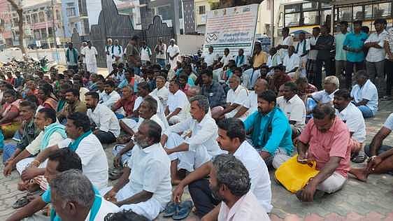 தாா் சாலை அமைக்கக் கோரி ஊராட்சி அலுவலகத்தை முற்றுகையிட்ட மக்கள்