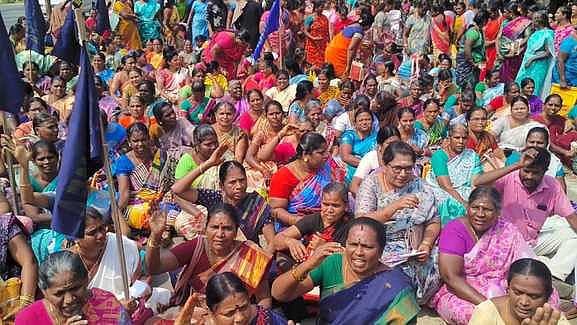 சத்துணவு ஊழியா்கள் சாலை மறியல்: 257 போ் கைது