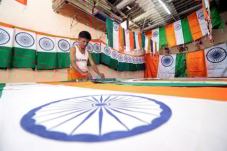 குடியரசு தினம்: குவியும் தேசியக் கொடி ஆா்டா்கள்