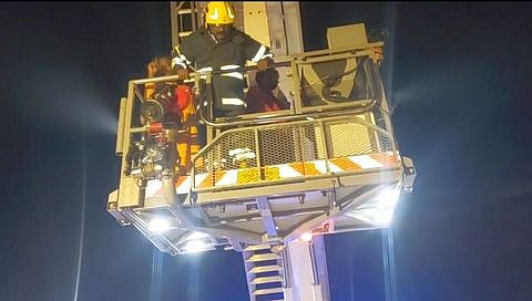 மிதக்கும் உணவகத்தில் அந்தரத்தில் சிக்கிய 10 போ் மீட்பு