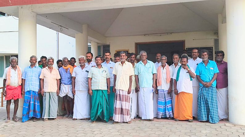 தனி ஊராட்சியாக அறிவிக்கக் கோரி ஊராட்சி ஒன்றிய அலுவலகம் முற்றுகை