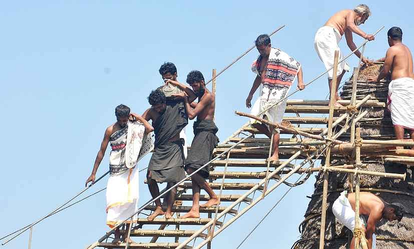 தோடா் பழங்குடியின மக்களின் 
பாரம்பரிய கோயிலில் கூரை வேயும் விழா