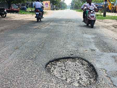 நடுவிக்கோட்டையில் சேதமடைந்த சாலையைச் சீரமைக்கக் கோரிக்கை