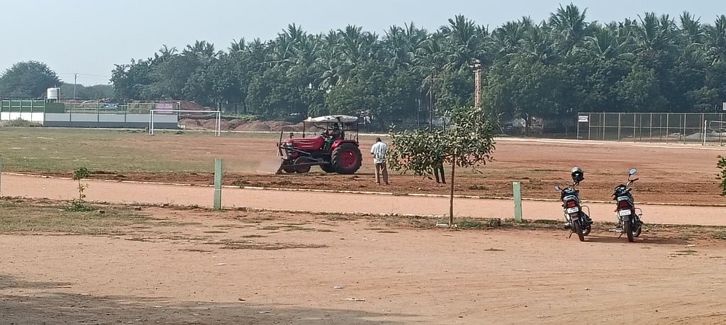 குடியரசு தின விழா கொண்டாட்டம்: கரூா் மாவட்ட விளையாட்டு மைதானம் சீரமைப்பு