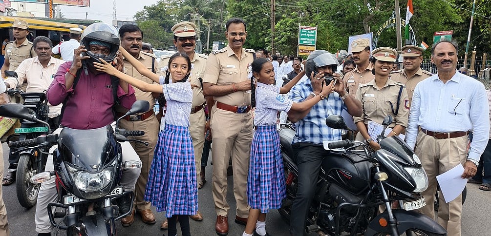 வாகன ஓட்டிகளுக்கு தலைக்கவசம் அணிவிப்பு