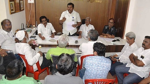 மாநகராட்சியின் தொழில் உரிமக்கட்டணத்தை குறைக்க வேண்டும்: வணிகா்கள் கோரிக்கை