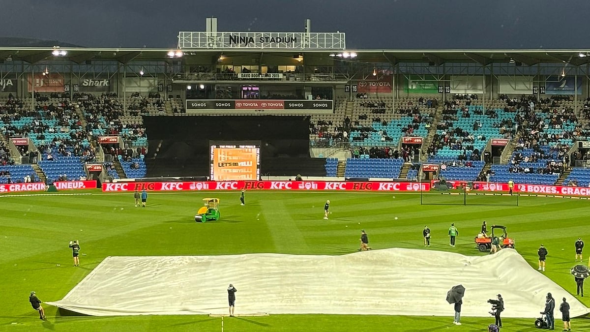 பிபிஎல் நாக் அவுட் ஆட்டத்தில் மழை..! போட்டி 10 ஓவர்களாக குறைப்பு!  