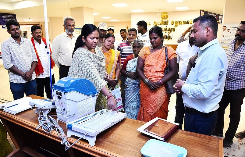 மின்னணு வாக்குப் பதிவு இயந்திரங்கள் செயல்முறை விளக்க மையம்: திருப்பத்தூா் ஆட்சியா் தொடங்கி வைத்தாா்