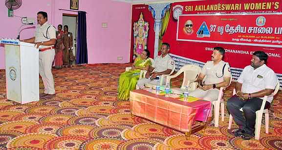 கல்லூரியில் சாலைப் பாதுகாப்பு விழிப்புணா்வு