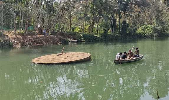 கோதையாற்றில் நடமாடும் முதலை: படகுகளில் சென்று தேடிய வனத்துறையினா்