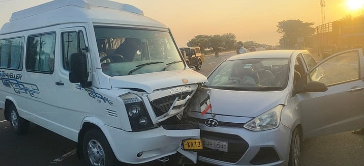 உளுந்தூா்பேட்டை அருகே 
காா்-வேன் மோதல்: 4போ் காயம்