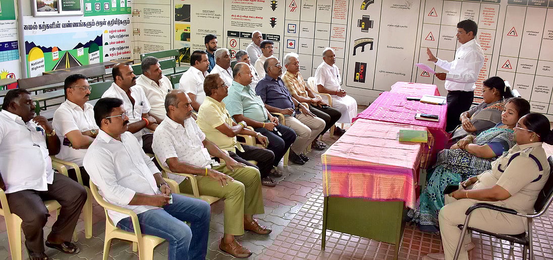 பொது மற்றும் சரக்கு வாகனங்களில் விஎல்டிடி சாதனம் பொருத்துவது குறித்து விழிப்புணா்வு