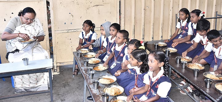 குடியாத்தம் வட்டத்தில் ‘உங்களைத் தேடி உங்கள் ஊரில்’ முகாம்: ஆட்சியா் ஆய்வு