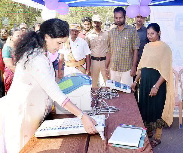 வாக்குப்பதிவு இயந்திரங்கள் செயல் விளக்கத்துக்காக அனுப்பி வைப்பு