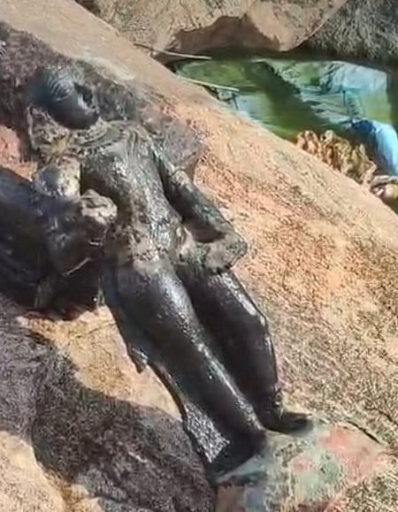 தோகைமலை கோயில் குளத்திலிருந்து பழைமையான முருகன் சிலை மீட்பு