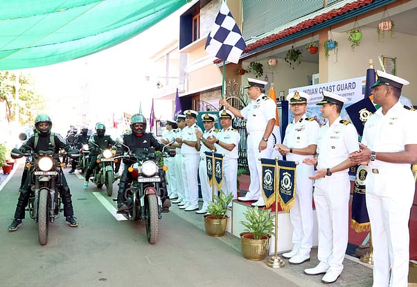 கடலோரக் காவல் படையினா் 
இரு சக்கர வாகன பயணம்