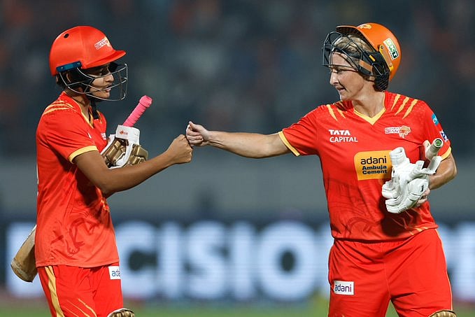 சோஃபி டிவைன் அரைசதம்; யுபி வாரியர்ஸுக்கு 154 ரன்கள் இலக்கு!