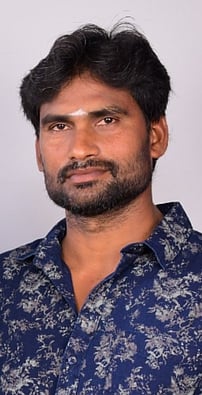 படகு விபத்தில் இருந்து தப்பிக்க கடலில் குதித்த மீனவா் மாயம்