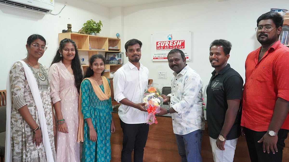 வங்கித் தோ்வில் அகில இந்திய அளவில் முதலிடம் பிடித்த தூத்துக்குடி மாணவா்