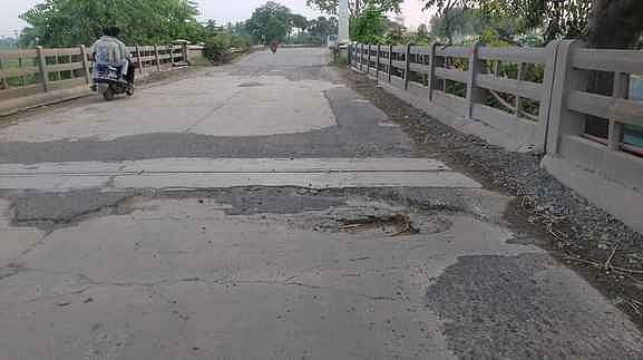 அரியலூா் மருதையாற்றுப் பாலத்தில் பள்ளங்கள்: வாகன ஓட்டிகள் அவதி