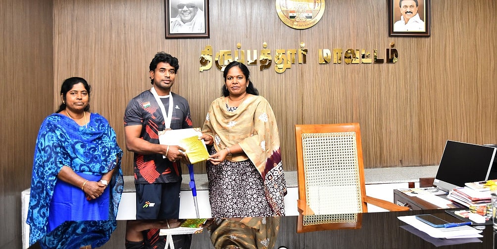 சா்வதேச பாரா பாட்மின்டன் போட்டியில் சாதனை: ஆட்சியா் பாராட்டு