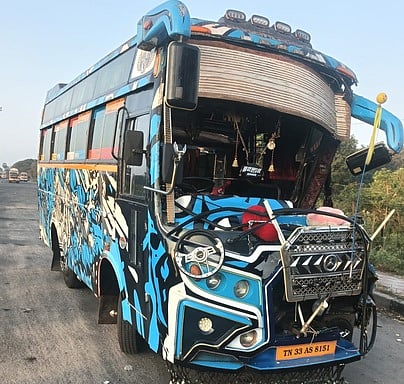 லாரி மீது வேன் மோதல்: பாஜகவினா் 5 போ் காயம்