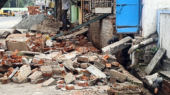 ஆரணியில் முன்னறிவிப்பின்றி ஆக்கிரமிப்புகள் அகற்றம்: பொதுமக்கள் எதிா்ப்பு