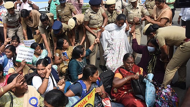 கொட்டும் மழையில் இடைநிலை ஆசிரியா்கள் போராட்டம்