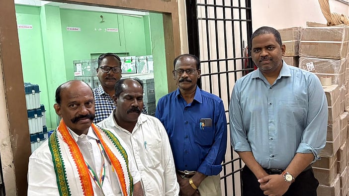 மின்னணு வாக்குப் பதிவு இயந்திரங்கள் பரிசோதனை புதுச்சேரி ஆட்சியா் ஆய்வு