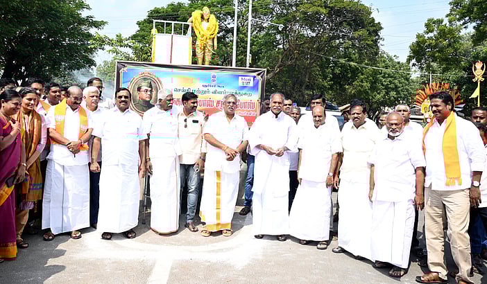 புதுச்சேரி  அரசு சாா்பில் நேதாஜி சிலைக்கு முதல்வா் மாலை