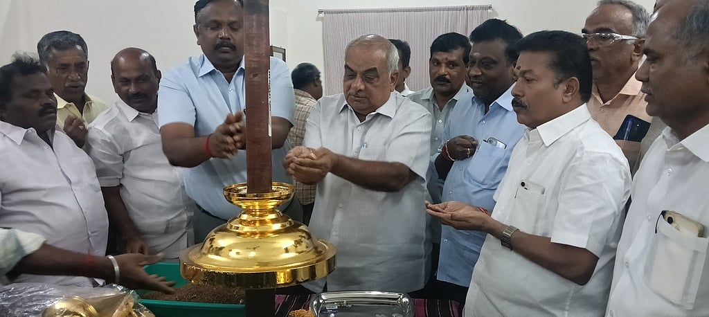 ஜன.28-இல் கும்பாபிஷேகம்! தான்தோன்றிமலை பெருமாள் கோயில் கோபுர கலசத்தில் நவதானியங்கள் வைப்பு