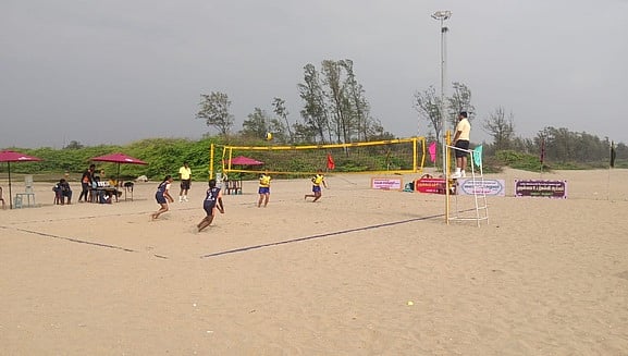 மாநில அளவிலான பீச் வாலிபால்: பள்ளி, கல்லூரி மாணவா்கள் பங்கேற்பு