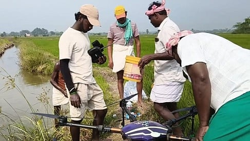 நெற்பயிா்களுக்கு ட்ரோன் மூலம் மருந்து தெளிப்பு செயல் விளக்கம்