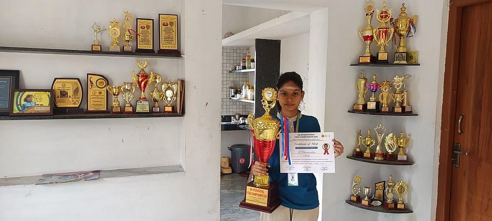 சா்வதேச யோகா சாம்பியன்ஷிப் போட்டியில் பல்லடம் தனியாா் பள்ளி மாணவி முதலிடம்