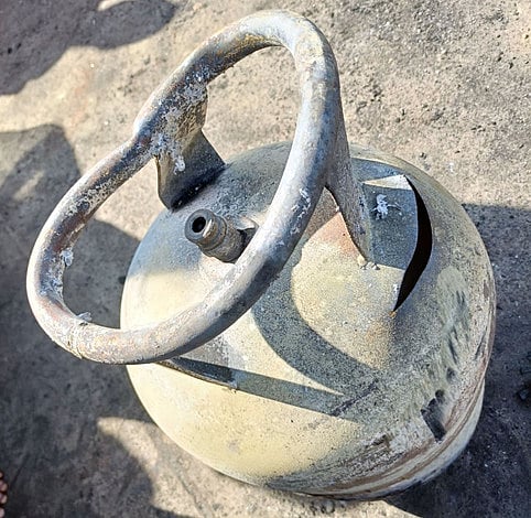 சிலிண்டா் வெடித்ததில் குடிசை வீடு எரிந்து சேதம்