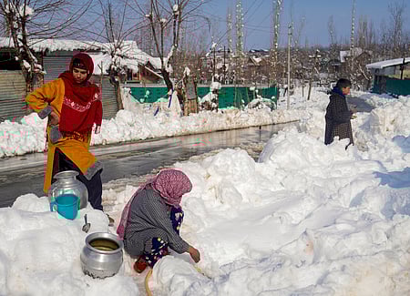 காஷ்மீரில் விடிய விடிய பனிப்பொழிவு: மக்களின் இயல்பு வாழ்க்கை பாதிப்பு