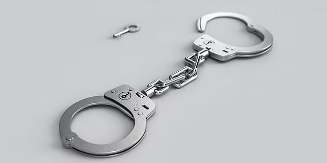 தீப்பந்தப் போராட்டம்: காங்கிரஸ் கட்சியினா் கைது