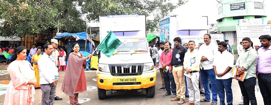 மின்னணு வாக்குப்பதிவு இயந்திரங்கள் செயல்விளக்க வாகனம்: ஆட்சியா் தொடங்கி வைத்தாா்